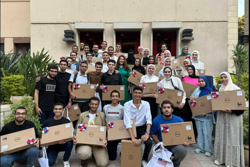 السفيرة الأمريكية تكرم أوائل الثانوية العامة كرمت السفيرة الأمريكية لدى القاهرة، هيرو مصطفى جارج، أوائل الثانوية العامة في مصر، المتفوقين في نتائج امتحان الثانوية العامة للعام الجا