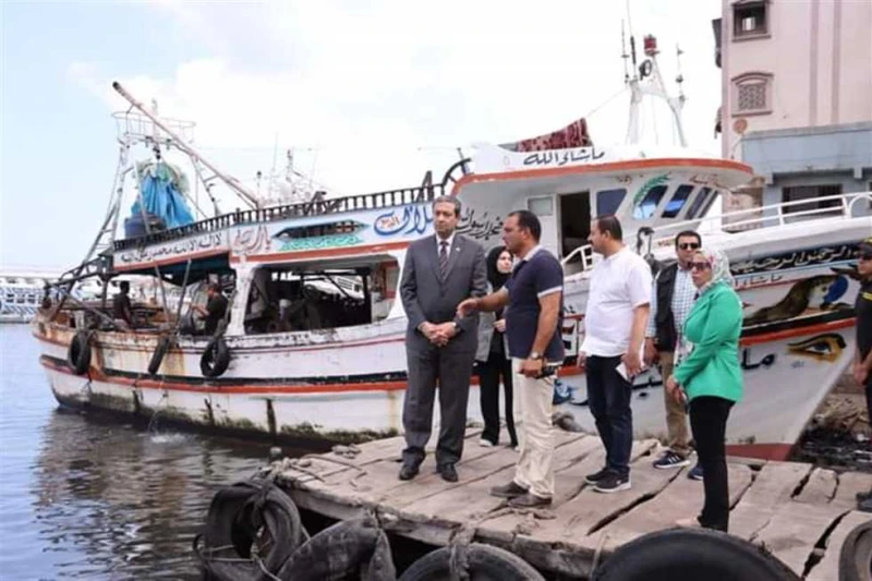 محافظ دمياط يجري جولة تفقدية لمصنع إدفينا لصناعة الأسماك قام الدكتور أيمن الشهابى محافظ دمياط، بتنفيذ جولة تفقدية استهدفت مدينة عزبة البرج، وذلك