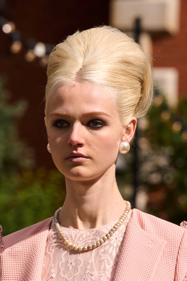 إبداع فني في الأكسسوارات التي قدمها أسبوع لندن للموضة لصيف 2025 لم تبعد الأكسسوارات عن الستايلات الكلاسيكية والفخمة التي يتميز بها أسبوع لندن للموضة؛