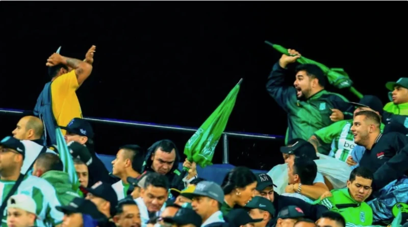 هدف يحول مباراة كرة قدم إلى حرب شوارع في كولومبيا شهدت مباراة لكرة القدم في كولومبيا أحداثا مؤسفة أمس الجمعة، حيث توقفت فجأة إثر اندلاع شجار عنيف في المدرجات، ما أدى إلى إصابة العش