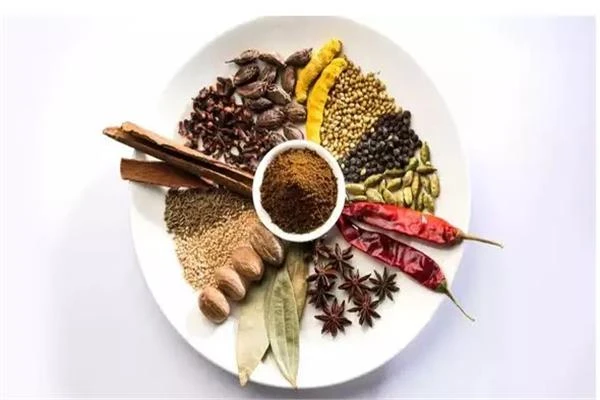 الزنجبيل والكركم.. آثار جانبية غير معروفة للتوابل الشعبية متفرقات الزنجبيل والكركم.. آثار جانبية غير معروفة للتوابل الشعبية آثار جانبية غير معروفة للتوابل التوابل من أهم عناصر المط