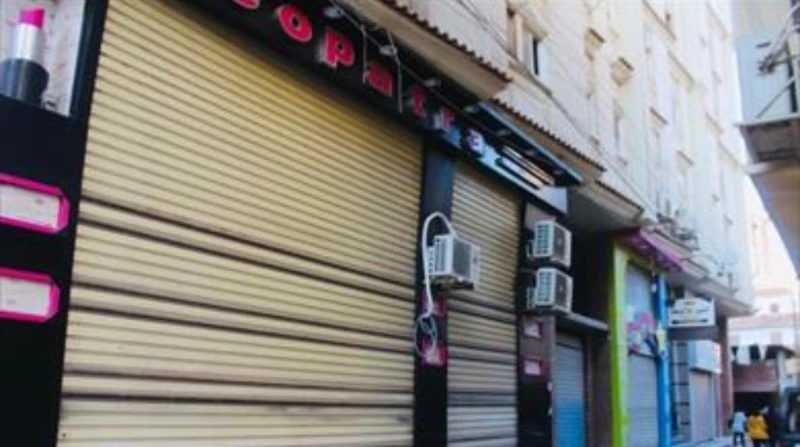 لأصحاب المحال.. اعرف مواعيد الغلق الجديدة واحذر مخالفتها أيام قليلة تفصلنا عن بدء تطبيق المواعيد الشتوية الجديدة لغلق المحال والمولات التجارية، بعد