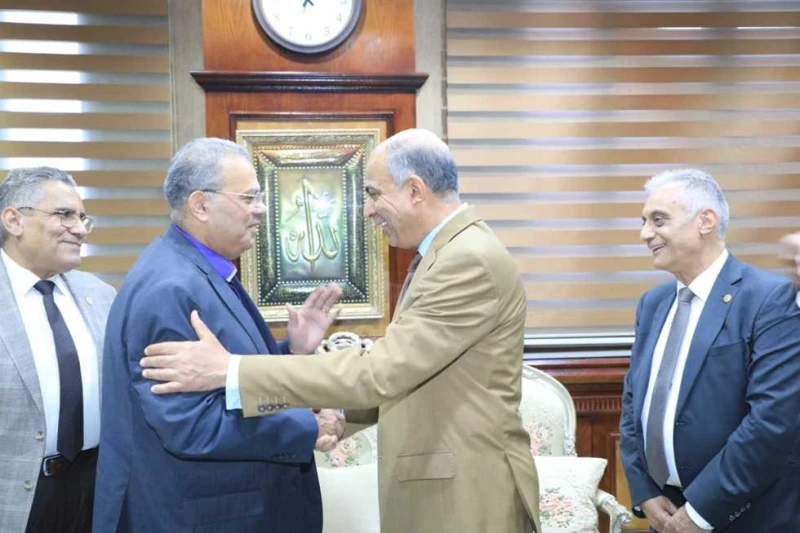 محافظ المنيا ورئيس الطائفة الإنجيلية يبحثان أوجه التعاون ودعم جهود الدولة استقبل اللواء عماد كدواني، محافظ المنيا، الدكتور القس أندريه زكي رئيس