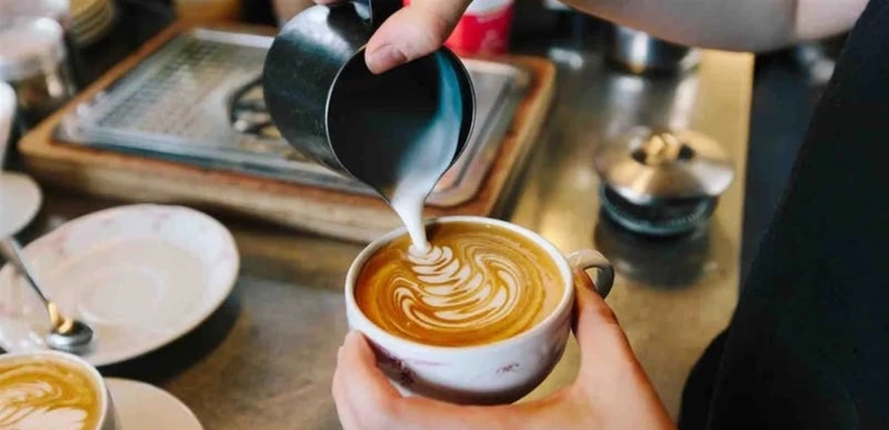 أيهما يحتوي على كافيين أكثر القهوة الجاهزة أو المصنوعة منزليا؟ صحة أظهرت دراسة أن القهوة الجاهزة، التي يتم شراؤها من منافذ البيع الشهيرة، تحتوي على