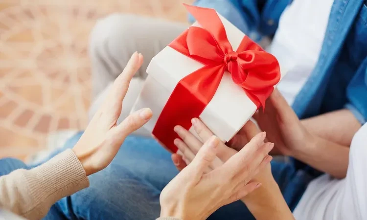 لتعزيز الرومانسية.. أفكار هدايا على قد الإيد ل شريك حياتك منوعات يعتبر تبادل الهدايا المميزة والمناسبة من أهم مراحل العلاقة بين أي إثنين، خاصة في المناسبات الهامة والرومانسية، حيث