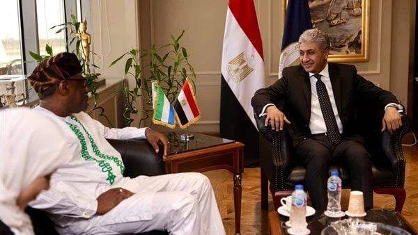 وزير السياحة والآثار يبحث جذب الاستثمارات مع سفير سيراليون بالقاهرة التقى شريف فتحي وزير السياحة والآثار، السفير صادق سيلا سفير جمهورية سيراليون