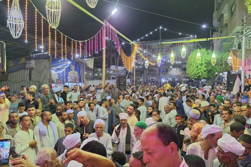 زوار من كل مكان.. الآلاف يحيون مولد الست عزيزة بنت ذي النون المصري بأخميم احتفل أهالي مركز أخميم شرق محافظة سوهاج، بمولد الست عزيزة بنت ذا النون المصري على طريقتهم الخاصة تزامنا مع
