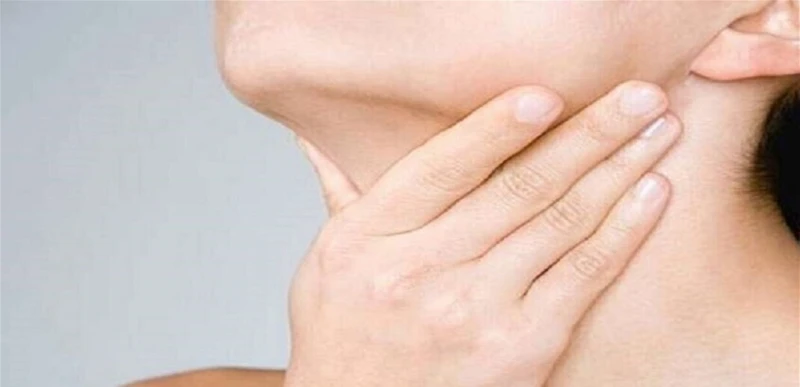 أخطر مضاعفات التهاب اللوزتين المزمن صحة يشير الدكتور أنطون ريزايف أخصائي أمراض الأذن والأنف والحنجرة، إلى أن التهاب اللوزتين المزمن هو أحد الأمراض الأكثر انتشارا بين الأطفال والمرا