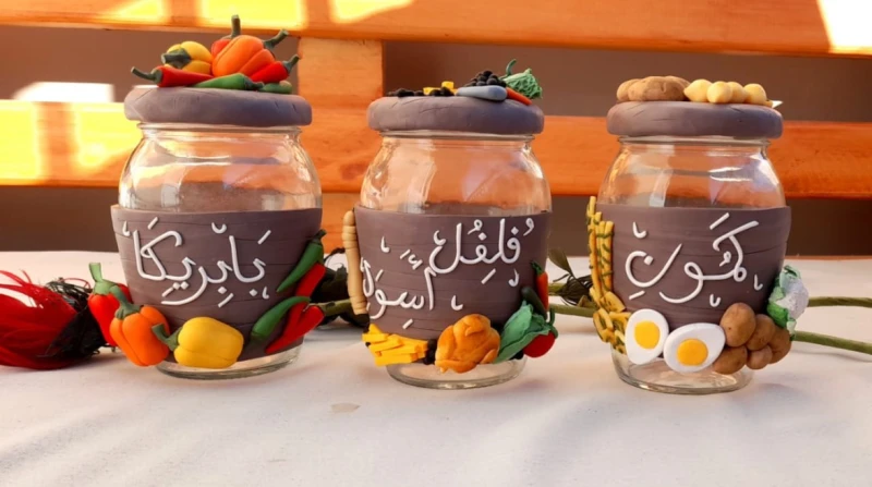 برطمانات روفيدة.. عندما يتحول الصلصال إلى قطع فنية بين يديها يتحول الصلصال الحراري من مجرد قطعة ملونة بلا ملامح إلى أعمال فنية فريدة، تذهل كل من يراها ويرغب في امتلاكها.روفيدة أحمد