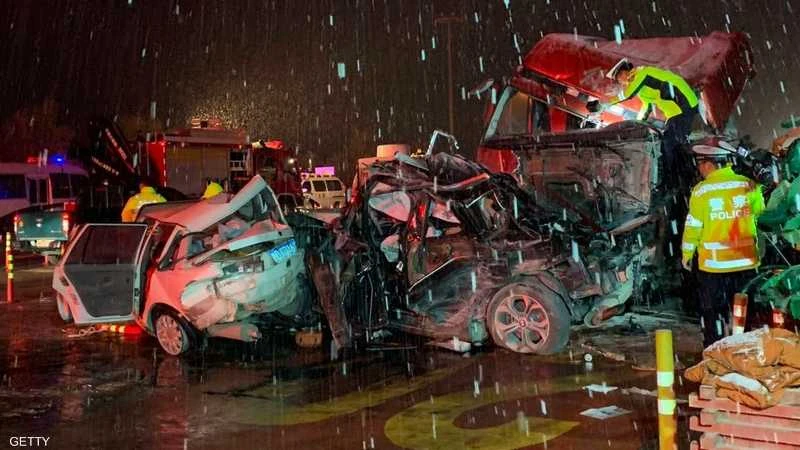 حادث سير مروع في الصين.. قتلى بينهم تلامذة وأولياء أمور أخبار منوعة وطرائف صدمت حافلة مدرسية حشدا من الناس أمام مدرسة متوسطة شرقي الصين، الثلاثاء، مما أسفر عن مقتل 11 شخصا بينهم 5