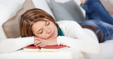 القيلولة وقت الظهر كلها فوايد وصحة لجسمك صحة وطب لطالما كانت القيلولة موضوعا للنقاش، حيث يدافع عنها البعض كوسيلة لتجديد النشاط وتعزيز الإنتاجية، بينما يراها آخرون علامة على الكسل، 