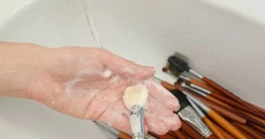 4 أخطاء شكلها بسيط لكنها خطيرة على البشرة.. آخر مرة نضفتي فرش المكياج إمتى؟ المرأة والمنوعات نحرص أحيانا على بذل جهد كبير في العناية بالبشرة، مستخدمين أفضل المنتجات والروتينات اليو