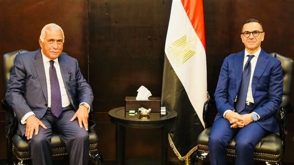 وزير الاستثمار يعرض إجراءات تيسير الاستيراد والتصدير على وفد غرفة التجارة الأمريكيةعقد المهندس حسن الخطيب وزير الاستثمار والتجارة الخارجية لقاء موسعا