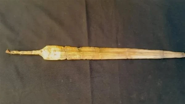 ما أهمية اكتشاف مقبرة قديمة بداخلها سيف مكتوب عليه اسم رمسيس الثاني؟ عثر علماء الآثار في مصر على بقايا مقبرة عسكرية عمرها 3200 عام تحتوي على مجموعة كبيرة من القطع الأثرية، بما في ذ