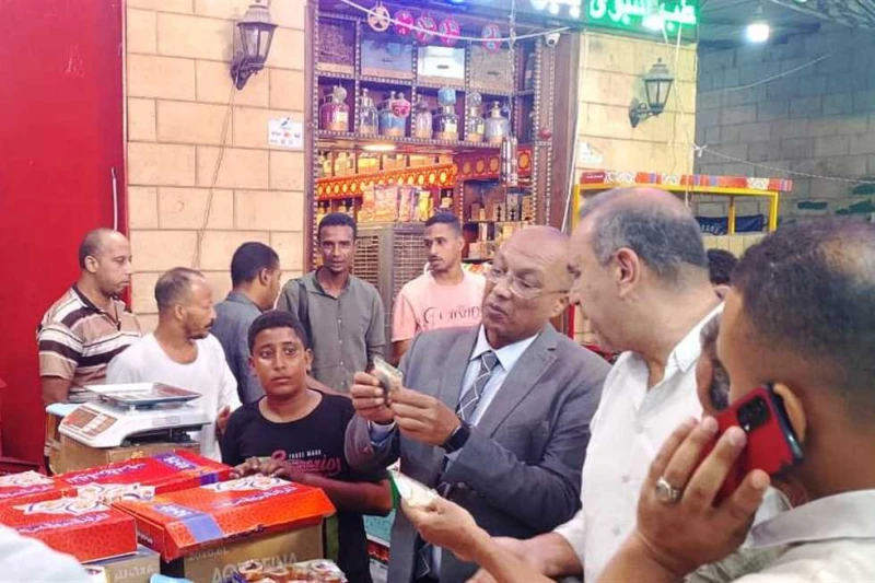 إعدام 650 كيلو أغذية مجهولة المصدر في أسوان قامت حملة مشتركة من نواب رئيس المدينة ورئيس حى غرب بالوحدة المحلية لمركز ومدينة أسوان، وبالتعاون مع جهاز