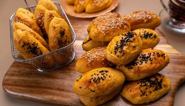 طريقة عمل البوريك بالجبنة.. وصفة سهلة وشهيةالبوريك بالجبنة هو واحد من أشهى أطباق المخبوزات التي تجمع بين القوام المقرمش والحشو الطري والمليء بالنكهات. يعد البوريك خيارا ممتازا للوج