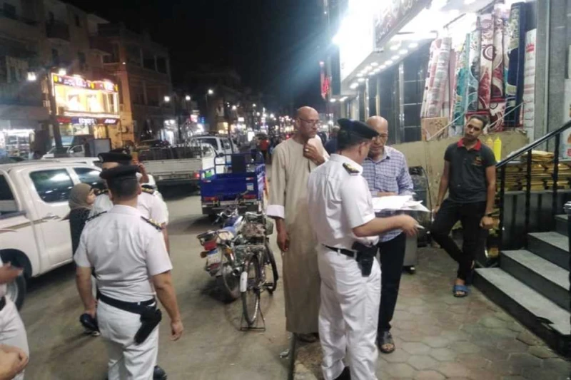 تحرير 1688 محضرا في حملات مرافق على مدن الأقصر خلال أغسطس أعلن العقيد خالد الغول، مدير إدارة شرطة المرافق بالأقصر، استمرار الحملات على مراكز ومدن