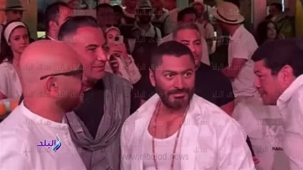 تامر حسني يفتتح مطعمه الجديد بحضور باسم سمرة يحتفل الفنان تامر حسني اليوم بافتتاح مطعمه الجديد في السادس من أكتوبر بحضور أسرته وباسم سمرة وعدد من