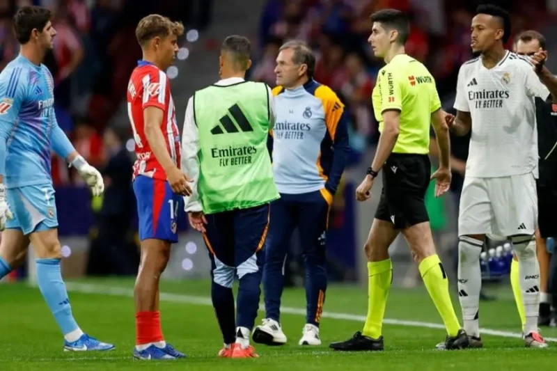 ما أسباب توقف مباراة ديربي مدريد؟ اضطر الدولي الإسباني ماتيو بوسكيتس، حكم مباراة ريال مدريد وأتلتيكو مدريد، إلى إيقاف المواجهة بين الفريقين في ديربي العاصمة مساء الأحد لمدة عشر دقا