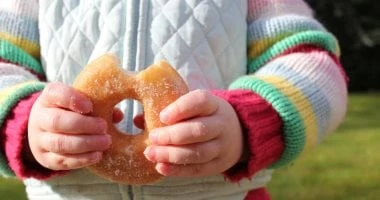 7 أشياء يمكنك القيام بها لمنع طفلك من تناول الكثير من السكر صحة وطب يعشق كل الأطفال الحلويات والأطعمة السكرية، ولكن على الرغم من مدى الشعور بالرضا عند تناولها، إلا أن الأطعمة السكر