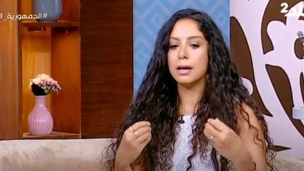 ياسمين رحمى تكشف تفاصيل أولى تجاربها السينمائية العالمية مع نجم صينى شهير كشفت الفنانة ياسمين رحمى عن الانتهاء من تصويرها للفيلم العالمى ، الذي يقوم