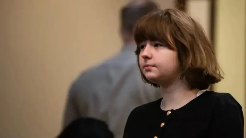 مراهقة تقتل والدتها وتحاول قتل زوج أمها اخر خبر قامت محكمة في ولاية ميسيسيبي الأمريكية ، بعرض لقطات مفزعة لحادثة القتل التي قامت بها المراهقة كارلي غريغ، 15 عاما، وهي ترسل رسائل نص