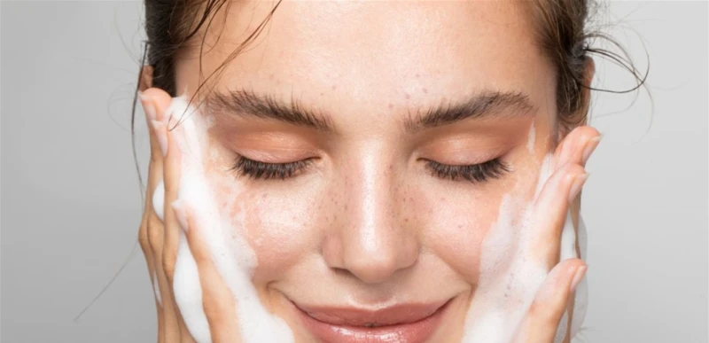 بشرة حساسة؟.. إليك كيفية اختيار مستحضرات العناية التي تحافظ على صحتها صحة كما يجب الابتعاد عن المستحضرات التي تحتوي على الكحول، إذ يسهم في جفاف البشرة ويضعف حاجز الحماية الطبيعي، م