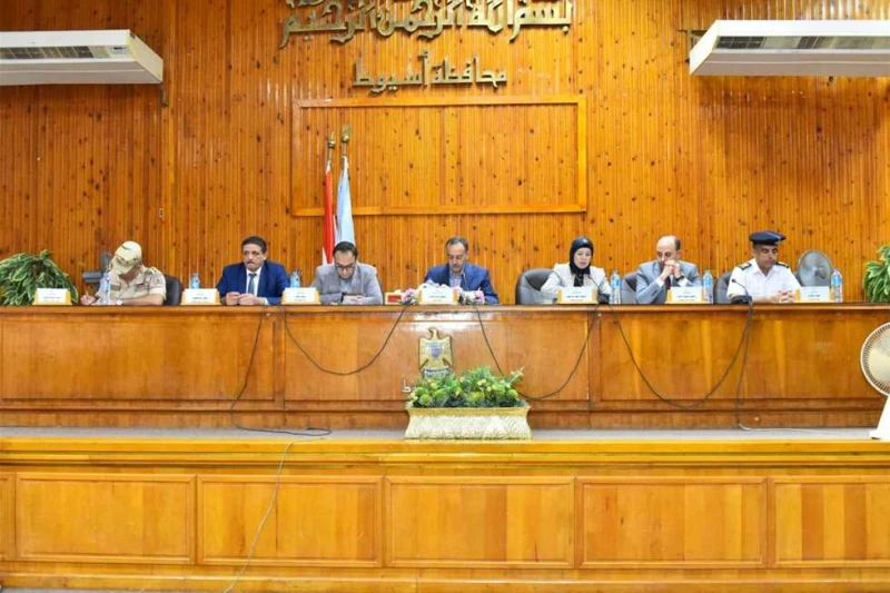 محافظ أسيوط يعلن إعادة تشغيل مجمع الحرف اليدوية بالشامية وتطوير عرب المدابغ ومساكن الإيواء ترأس اللواء دكتور هشام أبوالنصر محافظ أسيوط، جلسة المجلس