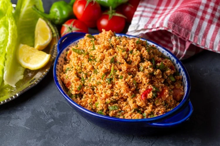 طريقة عمل السلطة التركية خطوة بخطوةالسلطة التركية هي إحدى الأطباق الشهية والمغذية التي تشتهر في المطبخ التركي. تتميز هذه السلطة بطعمها المنعش والمزيج