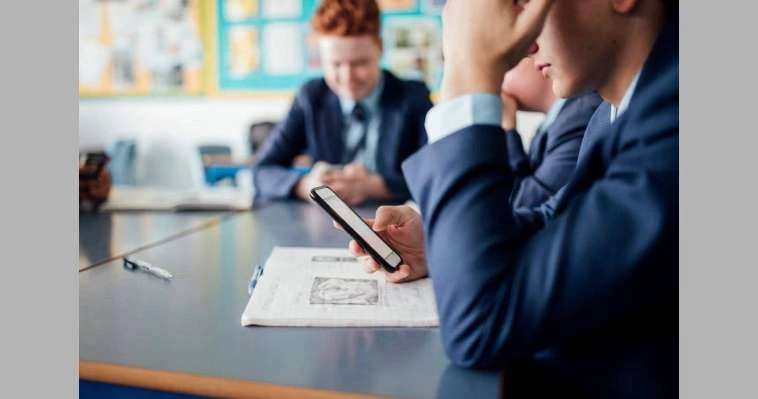 دول أوروبية تحظر استخدام الهواتف المحمولة في المدارس لايف ستايل قررت عدد من الدول الأوروبية تطبيق حظر تام على استخدام الهواتف الذكية في المدارس، بهدف