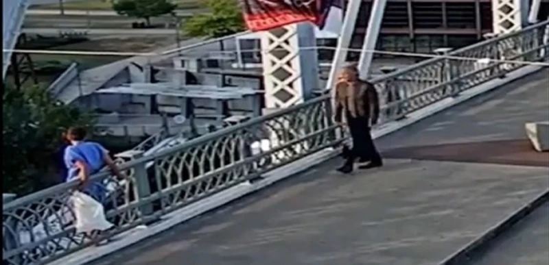 فيديو ينتشر لفنان معروف جدا... أنقذ سيدة حاولت الإنتحار عبر رمي نفسها من جسر! تعرف على التالي فيديو ينتشر لفنان معروف جدا... أنقذ سيدة حاولت الإنتحار