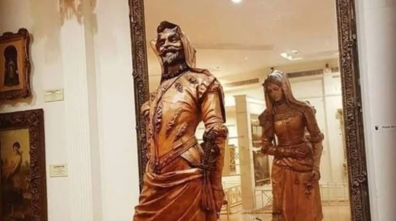 مارجريتا والشيطان.. تمثال في الهند بيد فرنسية وإلهام ألماني قطعة فريدة من نوعها بل تعد الوحيدة في العالم، تحتل المنحوتة أذهان كل من يراها نظرا لتصميمها الاستثنائي، وتتميز عن أي عمل