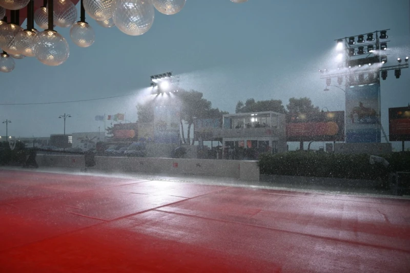 في مشهد لم نعتاده من قبل .. ريد كاربت مهرجان فينيسيا السينمائي 2024 خالية تماما من النجوم والضيوف بمشهد غير معتاد لحضور ومتابعي مهرجان فينيسيا السينمائي 2024 ، ظلت فعالية السجادة ا