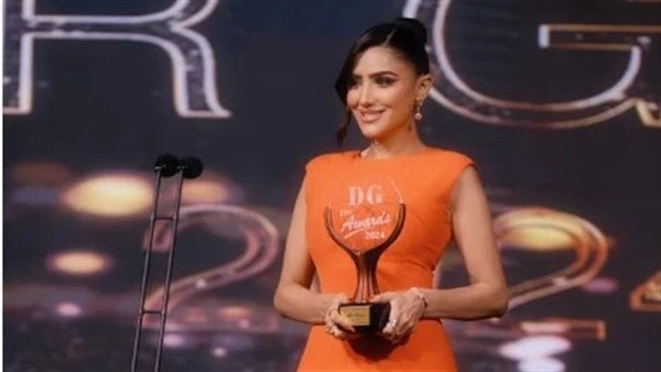 مي عمر أفضل ممثلة عن مسلسل نعمة الأفوكادونشرت الفنانة مي عمر صور جديدة لها، أثناء تكريمها جائزة أفضل ممثلة عم مسلسل نعمة الأفوكادو، على صفحتها