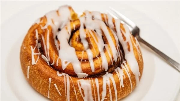 حلوى مختلفة ولذيذة.. طريقة عمل كوفي رول دوناتشتعتبر طريقة عمل كوفي رول دونات من الحلويات العالمية، والتي يمكن تحضيرها في المنزل بخطوات سريعة وسهلة،