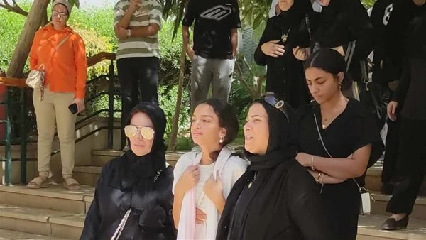 -شاهد.. انهيار أسرة إيهاب جلال لحظة وصول جثمانه لمسجد الشربتلي .. شهدت جنازة الكابتن إيهاب جلال، المدير الفنى لنادى الإسماعيلى والمنتخب الوطنى سابقا،