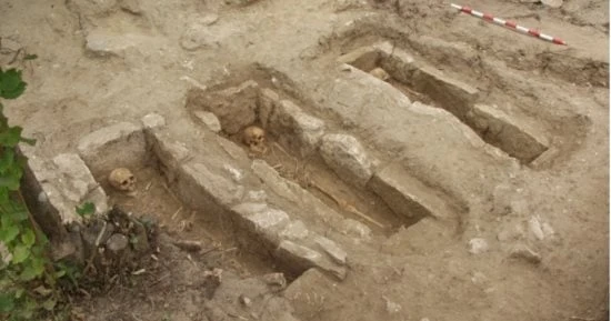 كشفت دراسة، عن تحليل بقايا 39 فردا دفنوا في لاس جوباس، وهو موقع قرية في شمال إسبانيا تم احتلاله من منتصف القرن السادس إلى القرن الحادي عشر الميلادى، أظهرت بعض البقايا علامات جروح ي