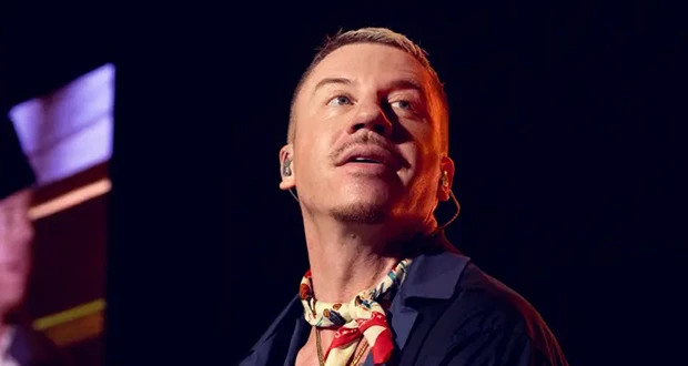 اخبار الفن: المغني الأميركي ماكليمور يشتم بلاده بسبب فلسطين متابعة بتجرد: جدد مغني الراب الأميركي ماكليمور دعمه للقضية الفلسطينية في حفله الأخير بمدينة سياتل، حيث هاجم الولايات الم