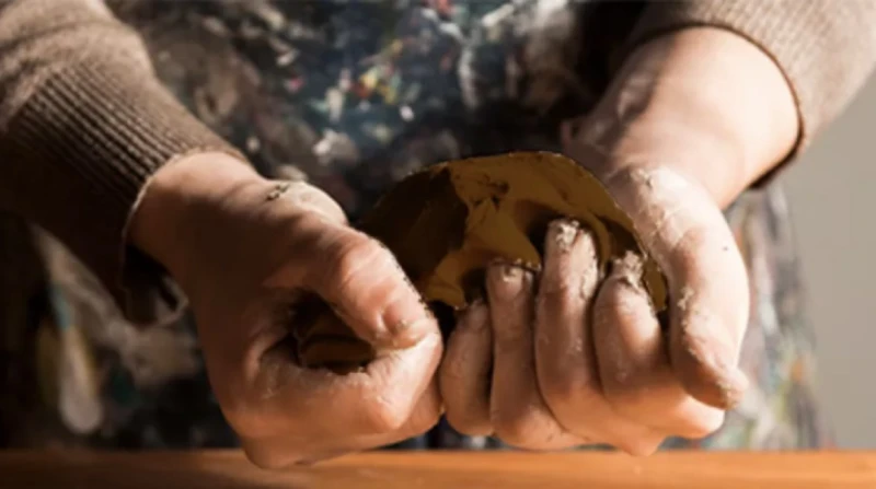 شهوة غريبة.. طبيب نفسي يتدخل لحل أزمة زوجية نادرة في حادثة غريبة انفصل زوج عن زوجته بعد أن عجز عن تقبل حالتها الصحية النادرة، الزوجة، التي تعاني متلازمة بيكا، كانت تأكل الطين بشكل