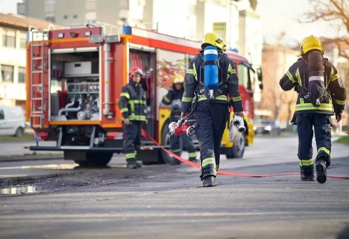 جحيم فى العياط ، انفجار 30 أسطوانة غاز بسبب حريق مروع فى مصنع طوب تمكنت قوات الحماية المدنية من السيطرة على حريق داخل مصنع طوب بالجيزة، وتعمل قوات