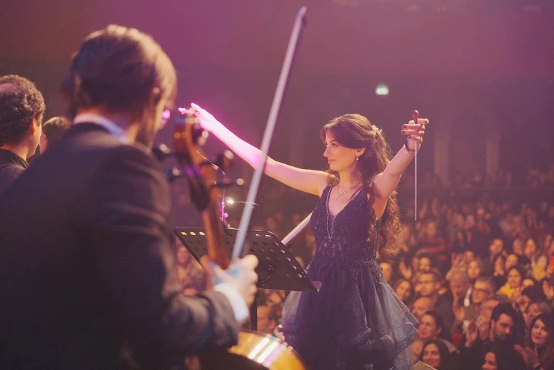 انضموا إلى فرقة المايسترو أمل القرمازي: قمر 14 و15 كمانتنتمي المايسترو أمل القرمازي إلى عائلة تهوى الفن. تلقت دروسها في المعهد الوطني التونسي