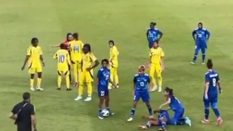 -غضب لاعبة النصر للسيدات بعد طردها .. فيديو .. ظهرت لاعبة فريق السيدات لكرة القدم بنادي النصر، التنزانية كلارا لوفانغا، في حالة من الغضب الشديد، بعد طردها بالبطاقة الحمراء، أمام أب