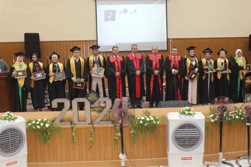 جامعة المنصورة تكرم الباحثين الحاصلين على الدكتوراة والماجستير بكلية الحقوق نظمت كلية الحقوق جامعة المنصورة اليوم الأحد، حفل التميز العلمي الثاني