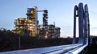 وسعت أسعار النفط من خسائرها، في تعاملات اليوم الثلاثاء، مع تصاعد مخاوف الأسواق من ضعف الطلب العالمي على الذهب إثر تباطؤ الاقتصاد الصيني.وبحلول الساعة 16:05 بتوقيت موسكو، تراجعت الع