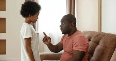 5 عبارات مؤذية لا تقولها لطفلك.. بلاش عياط أشهرها المرأة والمنوعات يمر الآباء بالكثير من الضغوطات اليومية سواء فى حياتهم الشخصية أو المهنية، فى سعيهم المستمر لتوفير الرفاهية والراح