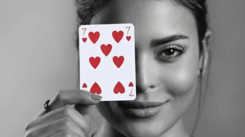 بسبب شيء نادر.. أسماء جلال تطلب 3 ملايين دولار لطفل اسمه علي ألقت الفنانة أسماء جلال، هالة ضوء على قصة معاناة طفل بسبب إصابته بمرض نادر في العضلات،