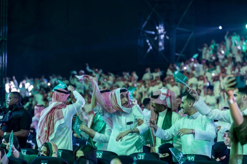 الثقافة والفن: رابح صقر يتألق في احتفالات الرياض باليوم الوطني 94 أحيا الفنان رابح صقر ليلة فنية على مسرح محمد عبده أرينا بالرياض، ضمن احتفالات اليوم الوطني السعودي 94، بتنظيم وإشر