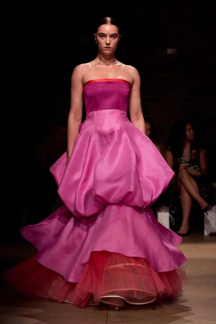 كارولينا هيريرا تسرق الأضواء في أسبوع نيويورك للموضة فاح عبق الرومانسية في اليوم الرابع من أسبوع نيويورك للموضة لصيف 2025، فمن الطبيعي أن يشعر