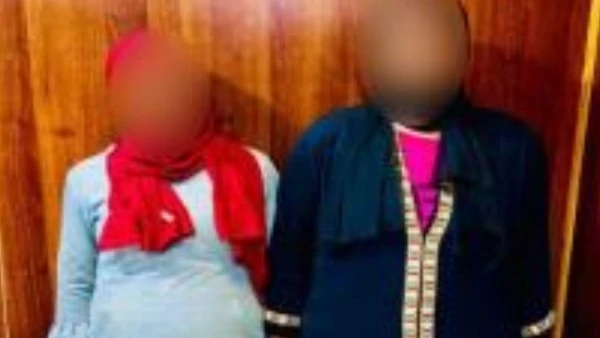 لصوص العصر الحديث.. سيدتان تخصصتا في سرقة المتعلقات بأسلوب المغافلة بالشروق في ضربة جديدة للأجهزة الأمنية، تمكنت قوات الشرطة من إلقاء القبض على تشكيل عصابي مكون من سيدتين لهما سواب