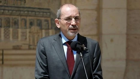 قال وزير الخارجية الأردني أيمن الصفدي، إن بلاده تدعو جميع الدول إلى فرض حظر كامل على تصدير الأسلحة إلى إسرائيل، من أجل إيقاف العدوان على الضفة